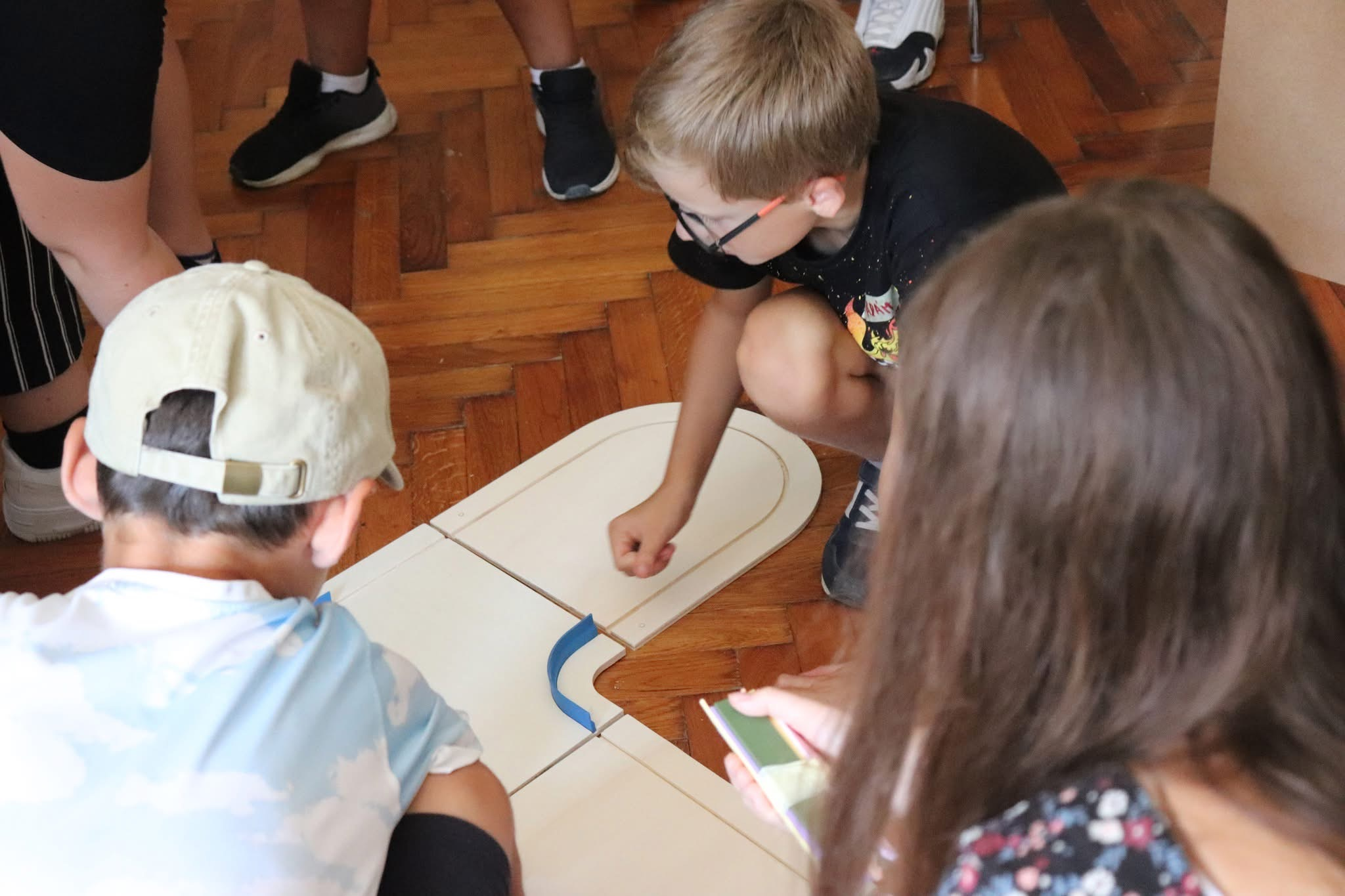 children working together